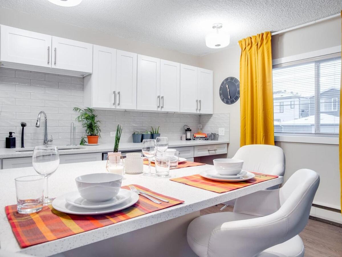 Gorgeous 2Br Condo W Parking Patio Coffee! Calgary Exterior photo