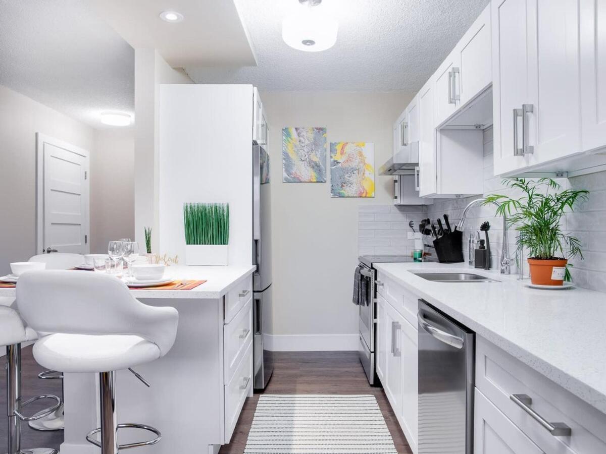 Gorgeous 2Br Condo W Parking Patio Coffee! Calgary Exterior photo