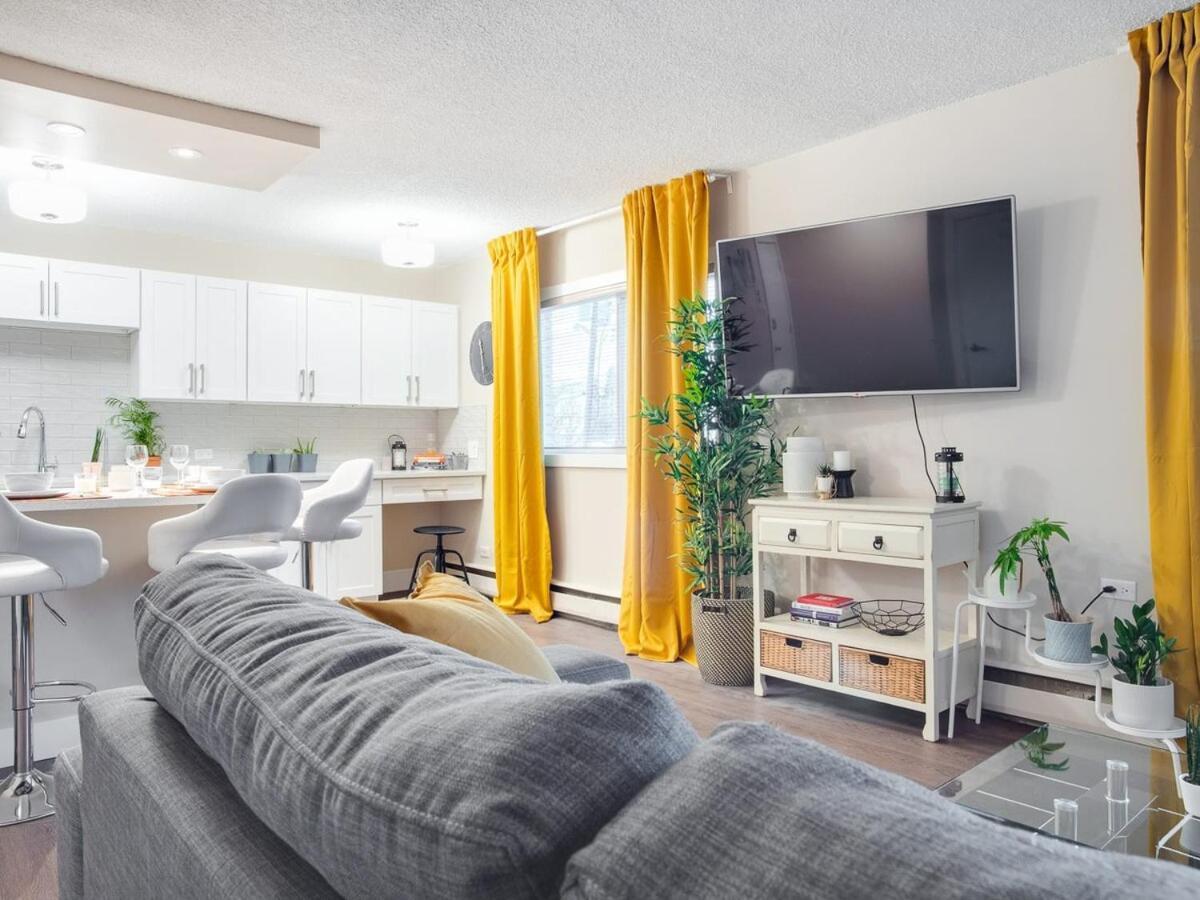 Gorgeous 2Br Condo W Parking Patio Coffee! Calgary Exterior photo