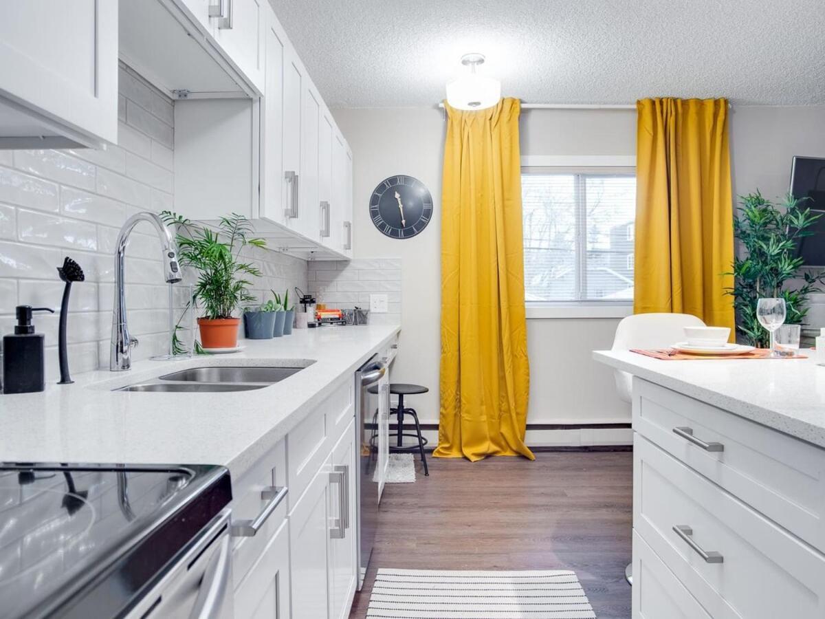 Gorgeous 2Br Condo W Parking Patio Coffee! Calgary Exterior photo