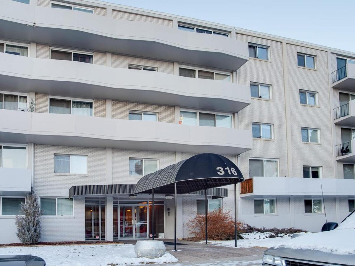 Gorgeous 2Br Condo W Parking Patio Coffee! Calgary Exterior photo