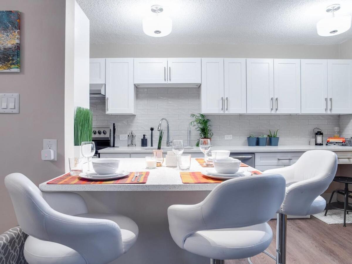 Gorgeous 2Br Condo W Parking Patio Coffee! Calgary Exterior photo